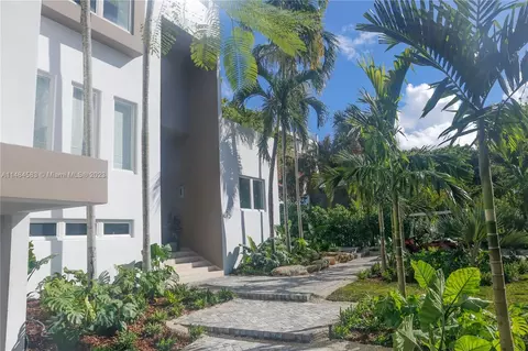 Exterior - 475 Harbor Dr, Key Biscayne, FL 33149 photo 6 of 14