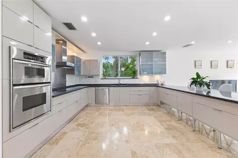 Kitchen - 475 Harbor Dr, Key Biscayne, FL 33149 photo 2 of 4