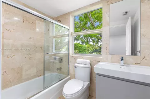 Bath - 475 Harbor Dr, Key Biscayne, FL 33149 photo 6 of 6