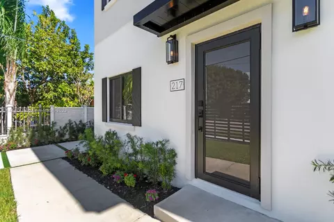 217 NW 19th Ave, Miami, FL 33125