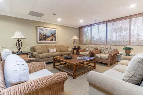 Living - 19670 Beach Rd #PHC2, Tequesta, FL 33469 photo 4 of 4