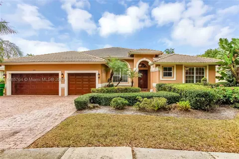 5041 Lakewood Dr, Cooper City, FL 33330