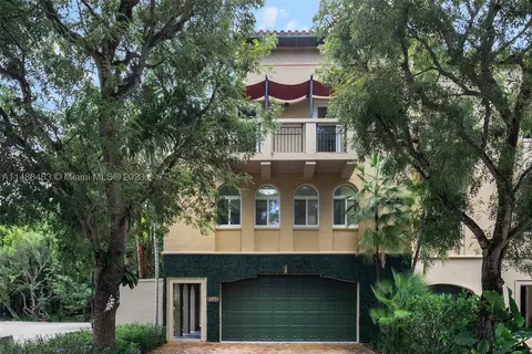 6145 Paradise Point Dr, Palmetto Bay, FL 33157