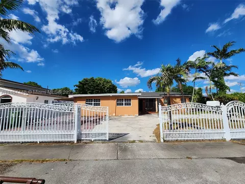 215 W 44th St, Hialeah, FL 33012
