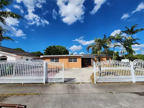 215 W 44th St, Hialeah, FL 33012