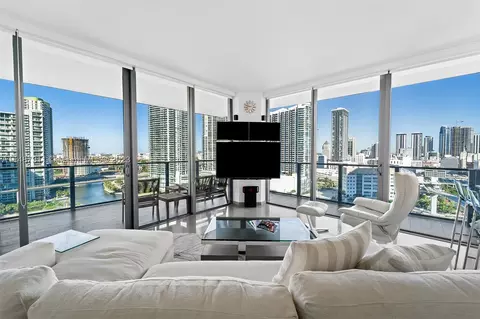 68 SE 6th St #1512, Miami, FL 33131