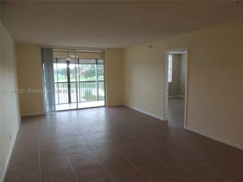 3001 W Rolling Hills Cir #302, Davie, FL 33328