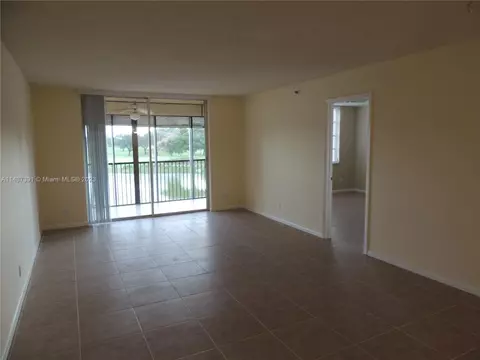 3001 W Rolling Hills Cir #302, Davie, FL 33328