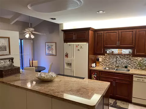 466 Briarwood Cir #2-60, Hollywood, FL 33024