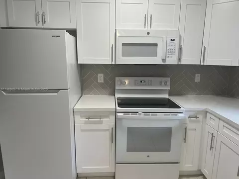 6495 W 27th Ave #41-101, Hialeah, FL 33016