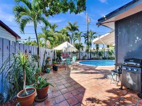 857 Fairway Dr, Plantation, FL 33317