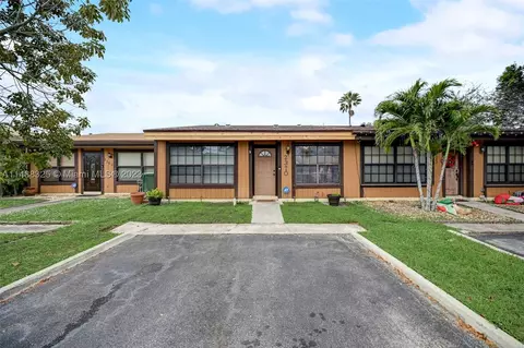 2370 Oak Ct, Pembroke Pines, FL 33026