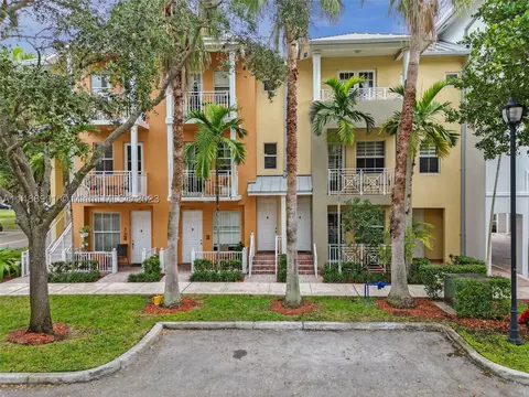 348 SW 13th Ter, Fort Lauderdale, FL 33312