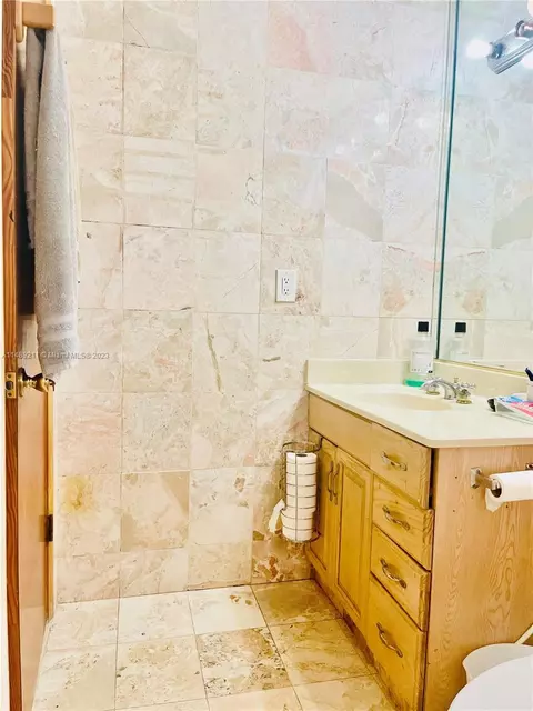 Bath - 451 E 60th St, Hialeah, FL 33013 photo 6 of 8