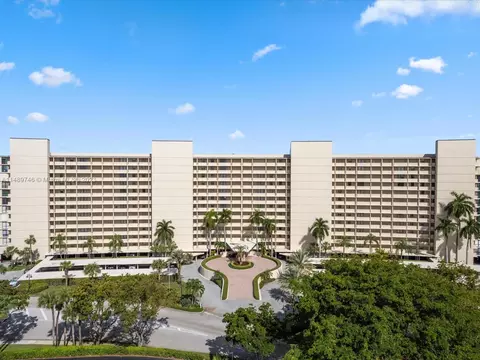 132 Lakeshore Dr #T19, North Palm Beach, FL 33408