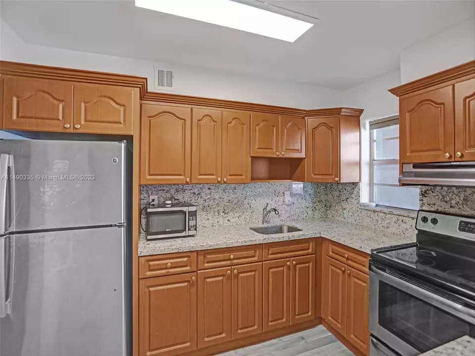  7620 Carlyle Ave #403, Miami Beach, FL 33141 photo 2