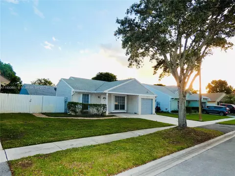 8630 SW 15th St, Pembroke Pines, FL 33025