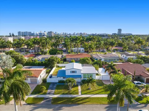 1016 NE 4th Ct, Hallandale Beach, FL 33009