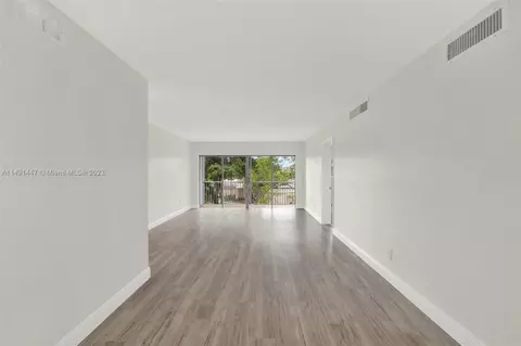 1450 NE 191st St #301, Miami, FL 33179