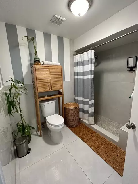 Undisclosed, Hialeah, FL 33015 photo 11