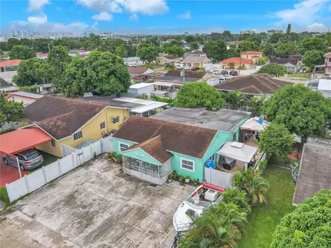 770 SE 4th Pl, Hialeah, FL 33010 photo 4