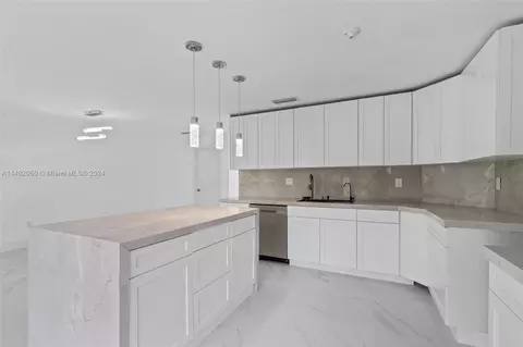 15951 SW 42 Ter, Miami, FL 33185