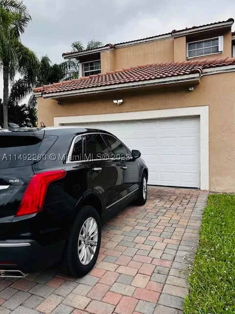 8257 NW 191st Ln, Hialeah, FL 33015
