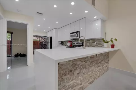 456 SE 14th St, Dania Beach, FL 33004