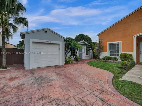 19854 NW 64th Pl, Hialeah, FL 33015