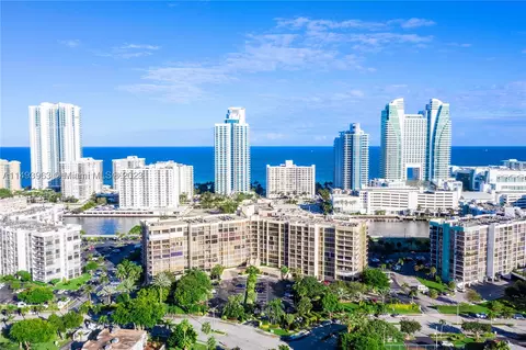 600 Parkview Dr #304, Hallandale Beach, FL 33009