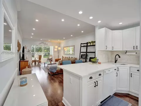 5171 W Oakland Park Blvd #204, Lauderdale Lakes, FL 33313