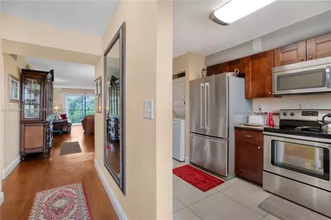 5900 NW 44th St #514, Lauderhill, FL 33319