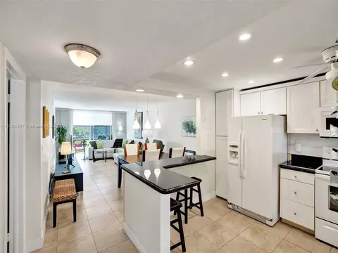 9410 N Hollybrook Lake Dr #104, Pembroke Pines, FL 33025