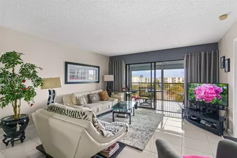 2334 S Cypress Bend Dr #806, Pompano Beach, FL 33069