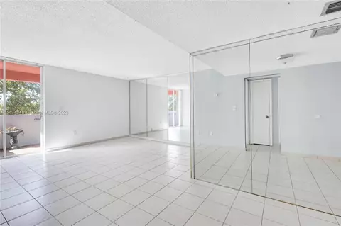5050 NW 7th St #318, Miami, FL 33126