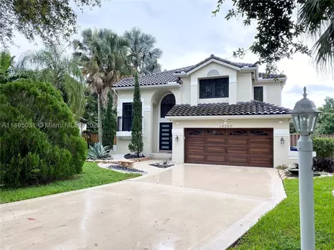 10300 Santiago St, Hollywood, FL 33026