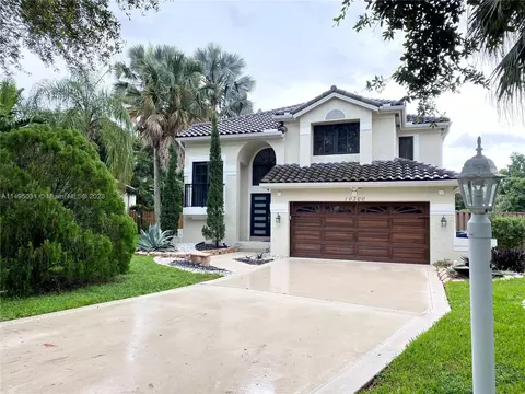 10300 Santiago St, Hollywood, FL 33026