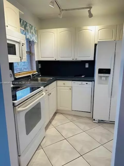 9620 Sunrise Lakes Blvd #306, Sunrise, FL 33322