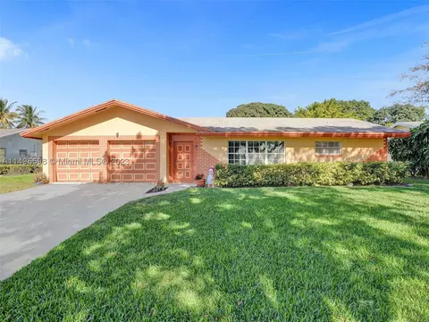 2015 Echo Lake Dr, West Palm Beach, FL 33407