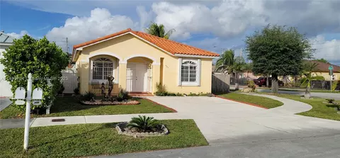 405 W 69th Pl, Hialeah, FL 33014 photo 2