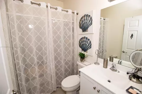 Bath - 10038 W 32nd Ln, Hialeah, FL 33018 photo 4 of 6