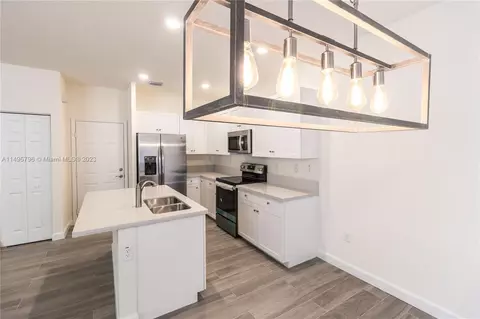 Kitchen - 10038 W 32nd Ln, Hialeah, FL 33018 photo 5 of 8