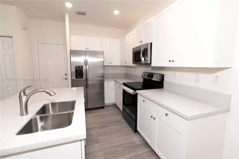 Kitchen - 10038 W 32nd Ln, Hialeah, FL 33018 photo 6 of 8