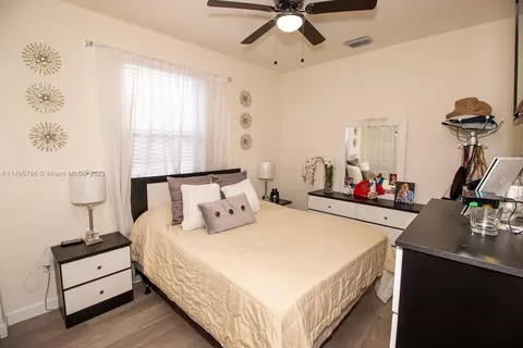 Bedroom - 10038 W 32nd Ln, Hialeah, FL 33018 photo 3 of 4