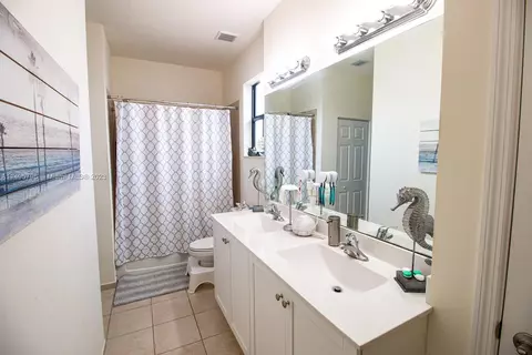 Bath - 10038 W 32nd Ln, Hialeah, FL 33018 photo 2 of 6