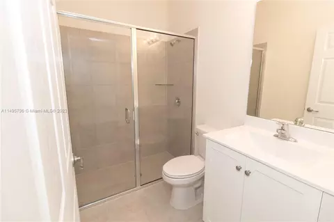 Bath - 10038 W 32nd Ln, Hialeah, FL 33018 photo 6 of 6