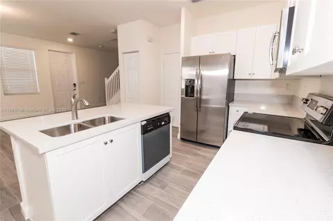Kitchen - 10038 W 32nd Ln, Hialeah, FL 33018 photo 7 of 8
