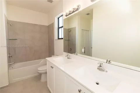 Bath - 10038 W 32nd Ln, Hialeah, FL 33018 photo 3 of 6