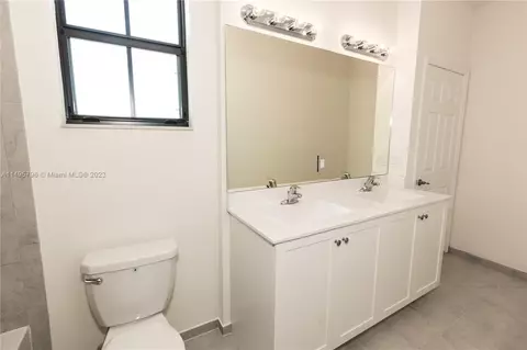 Bath - 10038 W 32nd Ln, Hialeah, FL 33018 photo 5 of 6