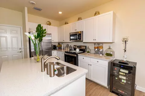 Kitchen - 10038 W 32nd Ln, Hialeah, FL 33018 photo 4 of 8